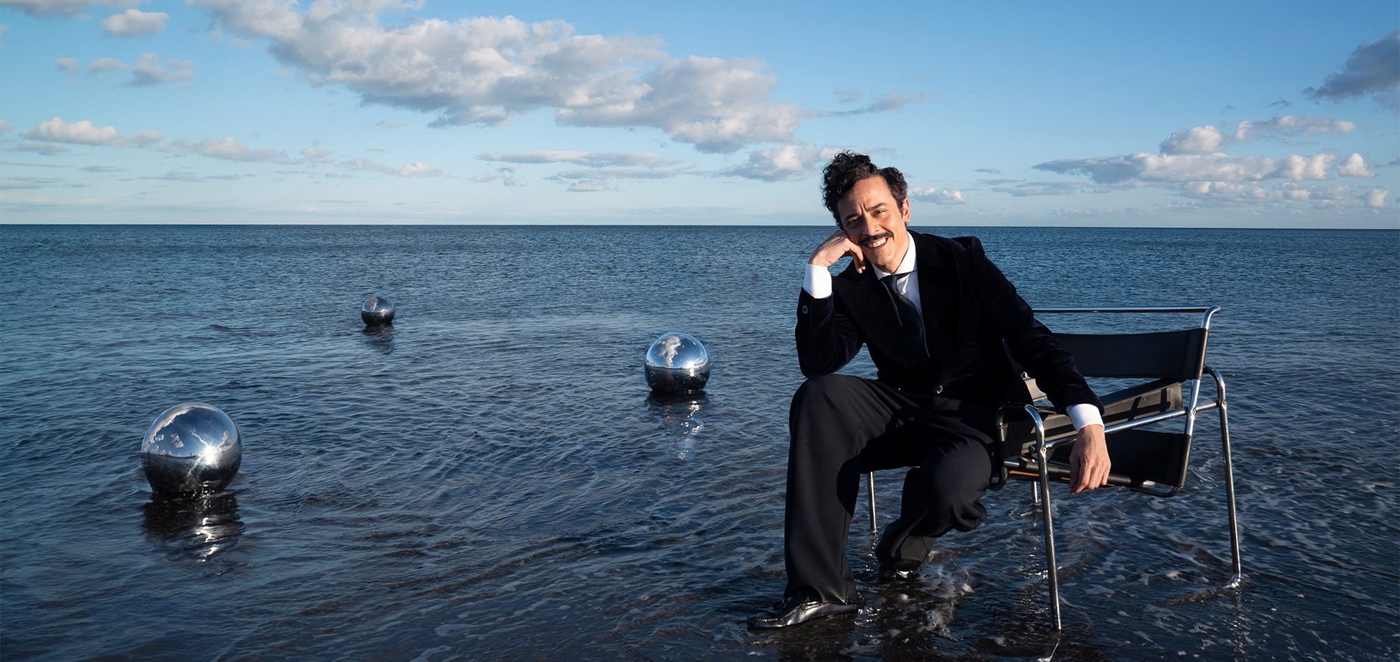 Retrato del director creativo y fotógrafo Raúl Rosillo en el mar