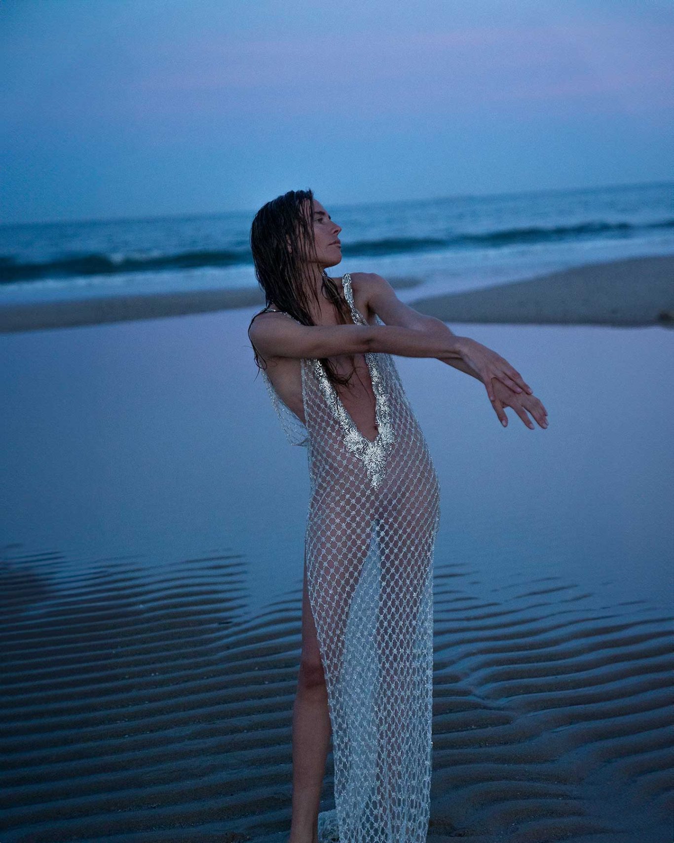 Brisa Singer and model Brisa Fenoy in an editorial portrait for Río Pícaro, photographed at sunset on Getares Beach, Algeciras. By Raúl Rosillo.