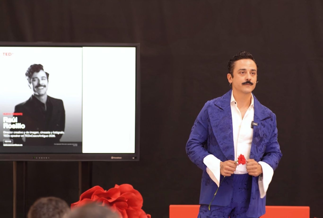 Raúl Rosillo speaking on stage at TED x Casco Antiguo during his talk “Te enseñaron a no sentir”.